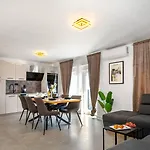 Sunny Sky No 3- Pool & Parking - Appartement