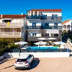 Sunny Sky No 3- Pool & Parking - Apartment