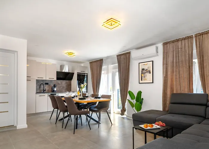 Sunny Sky No 3- Pool & Parking - Apartament